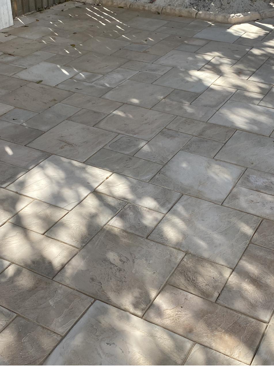 Earthy paving laid in a mixed-size pattern