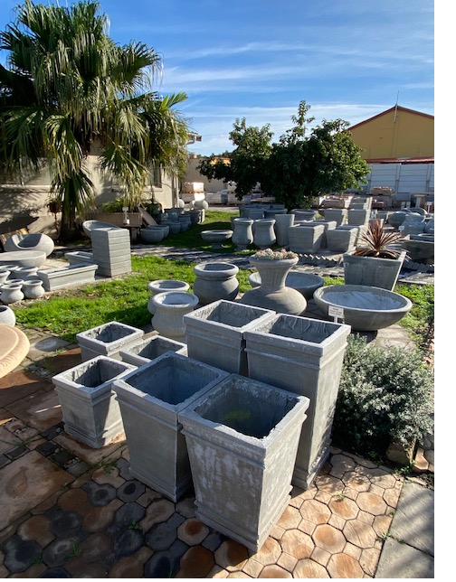 Showroom garden with a paved circle and pots